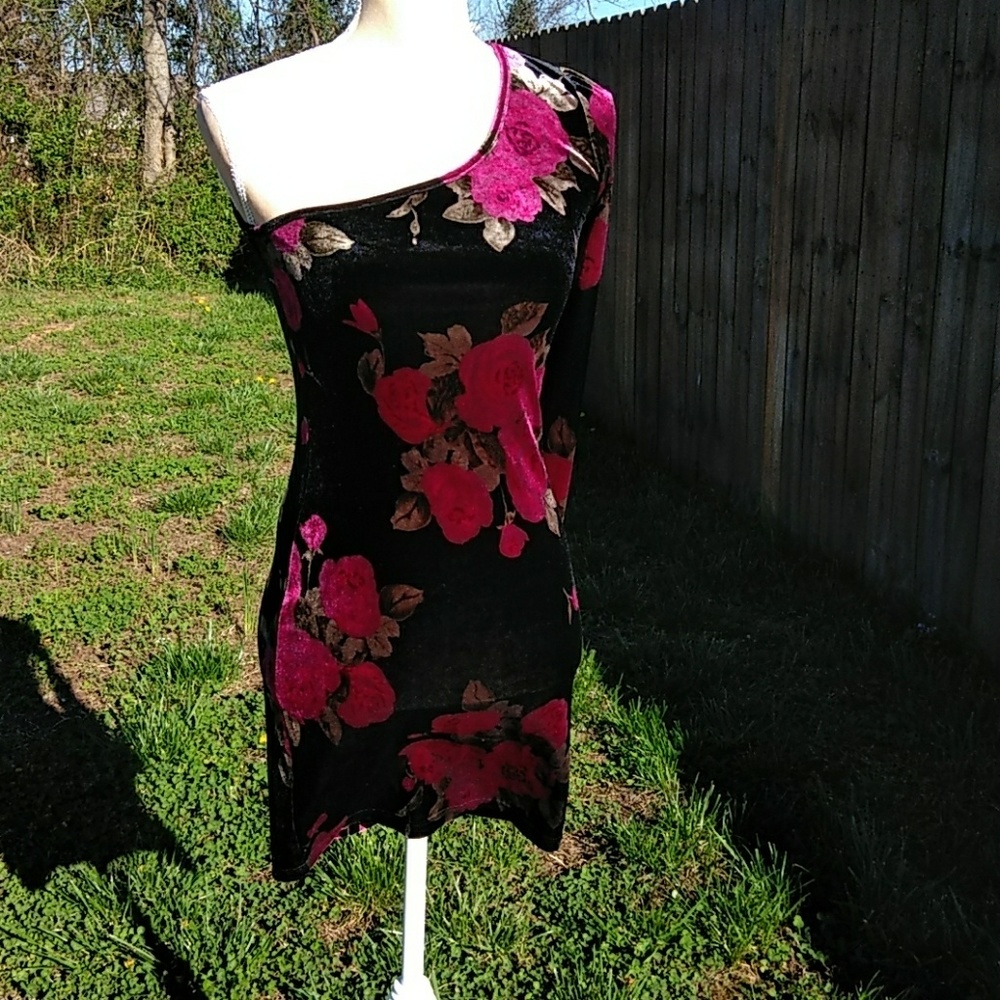 Medium Forever 21 Velvet One-Shoulder Dress